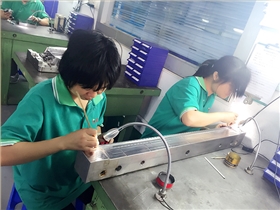 毅順團隊加工作業中