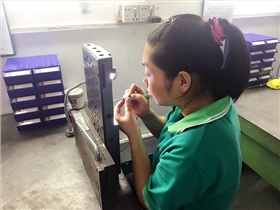 毅順團隊加工作業中