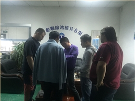 客戶與丁總在談論技術問題