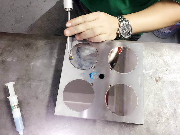 毅順團隊加工作業中