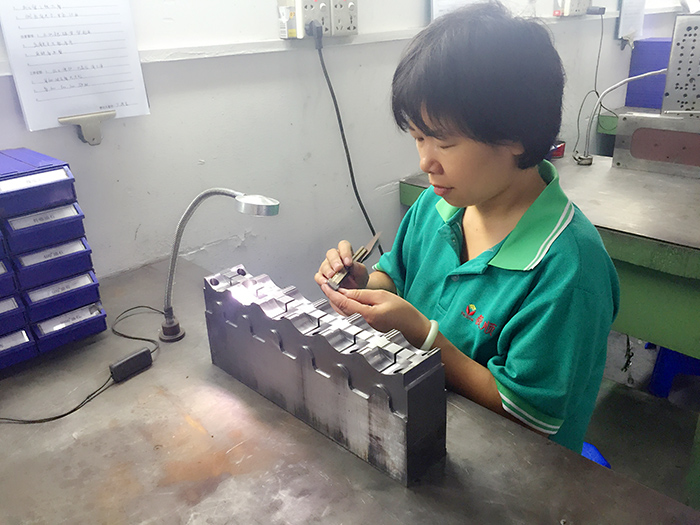 毅順團隊加工作業中