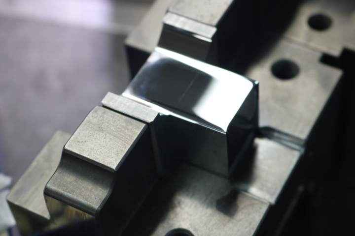 蘋(píng)果充電器拋光加工