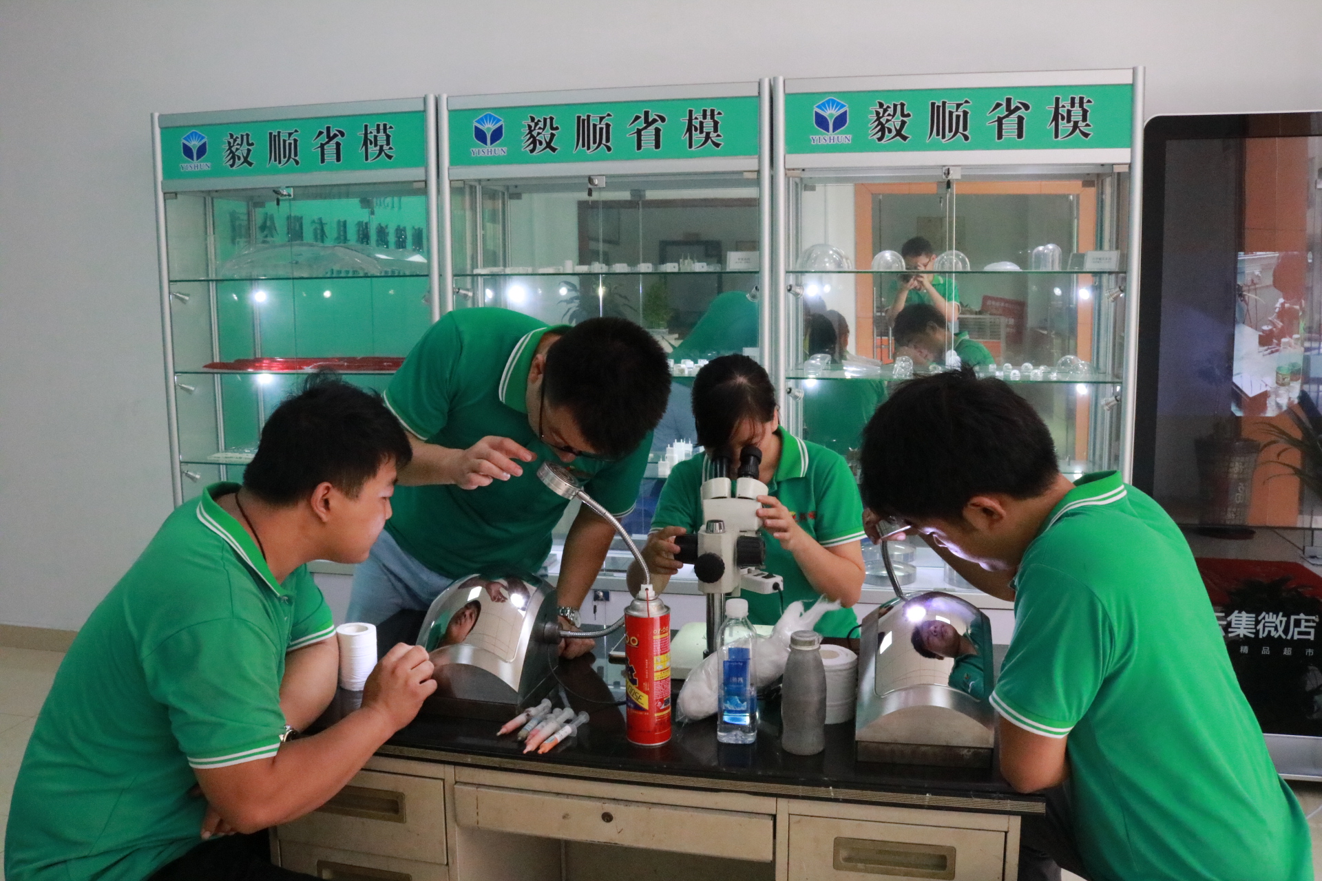 2021年在毅順模具省模拋光公司里的我 2021年在毅順模具省模拋光公司里的我